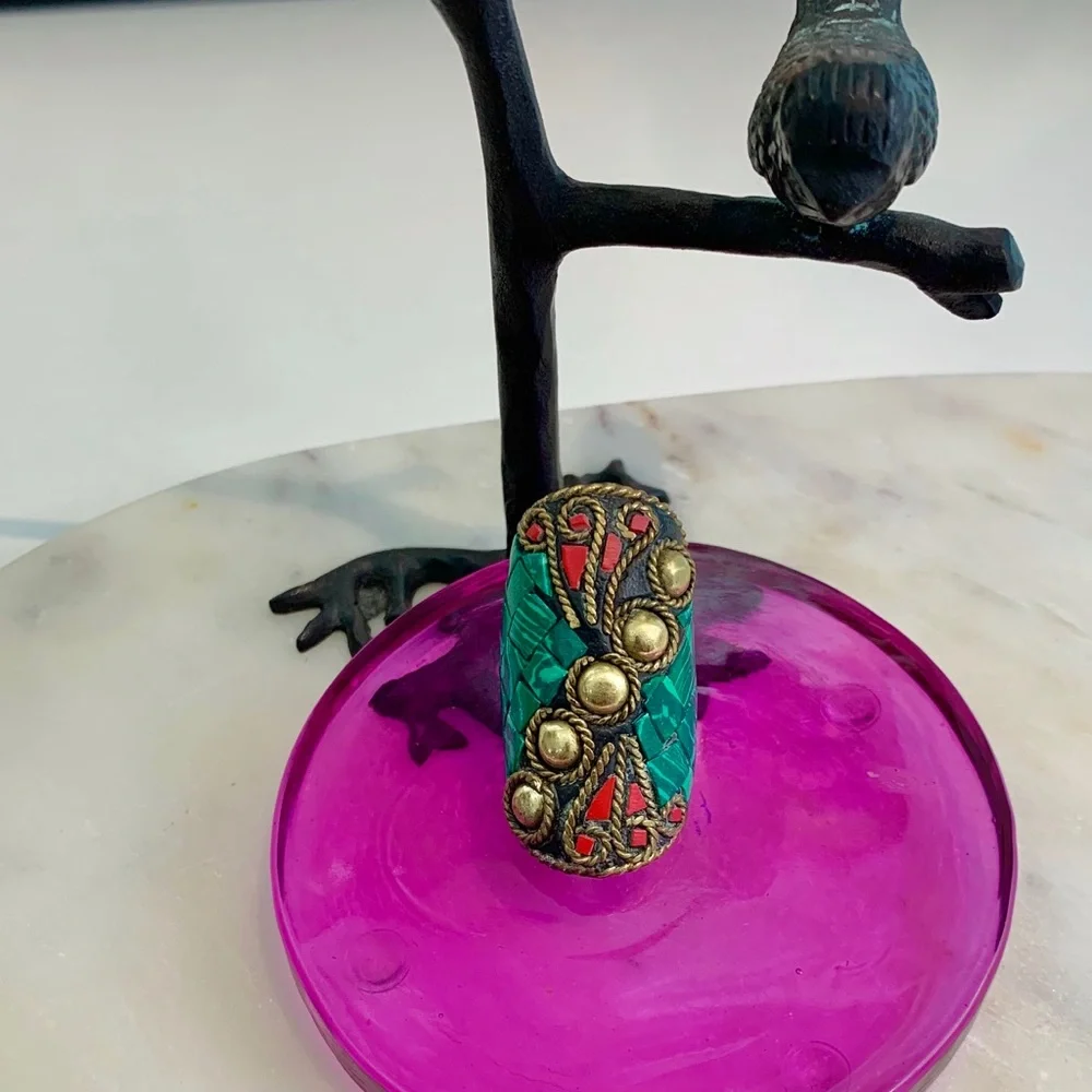VINTAGE LARGE CHUNKY NEPALESE INLAY BRASS RING WTH GREEN RED MOSAIC INLAY